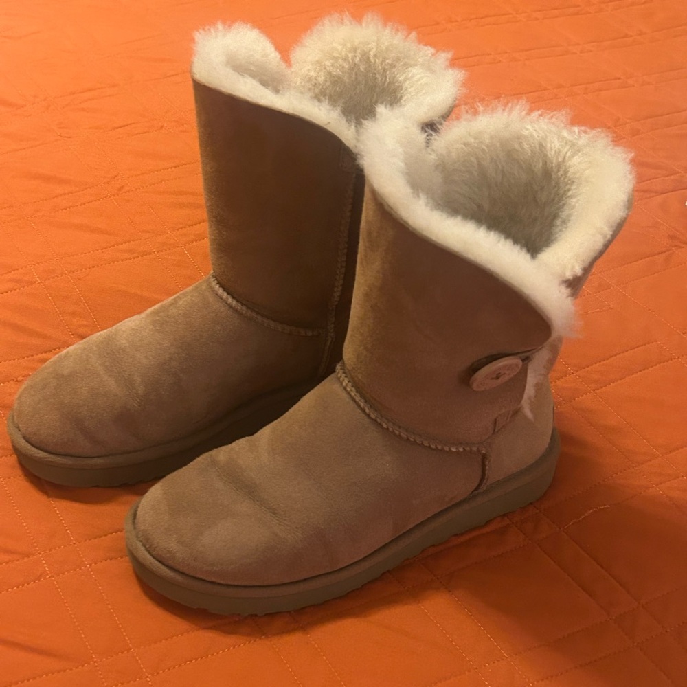 Ugg bailey button II short boots